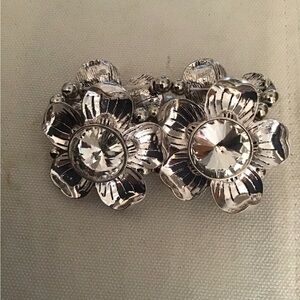 Paparazzi Zi New Silver Tone Flower Women's Stretchy Bracelet. One Size